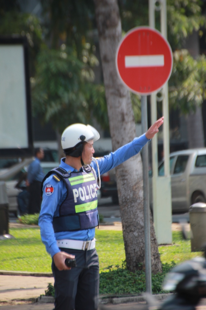캄보디아 경찰은 외국인 운전자에게 벌금 영수증도 발급하지 않은 채 수 배 이상의 벌금을 요구하는 경우도 적지 않다. 