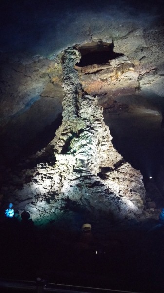 만장굴 끝에 서 있는 용암기둥