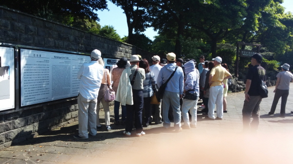 가이드의 설명을 듣고 있는 일본인 관광객들 