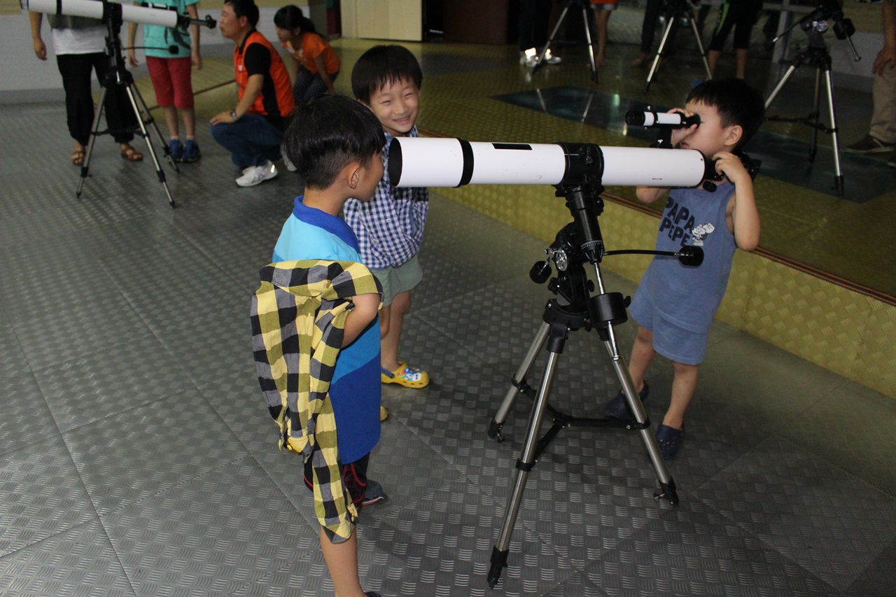 망원경이 정확히 어디에 쓰는 물건인지 모르는 꼬맹이들의 망원경 사용법