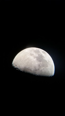 렌즈에 떠오른 달을 직접 스마트폰으로 촬영한 사진(촬영일 2015년 7월 25일 저녁 10시경)