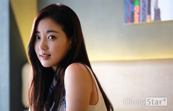   JTBC금토미니시리즈 <사랑하는 은동아>에서 서정은 역의 배우 김사랑이 31일 오후 서울 신사동의 한 카페에서 포즈를 취하고 있다. 