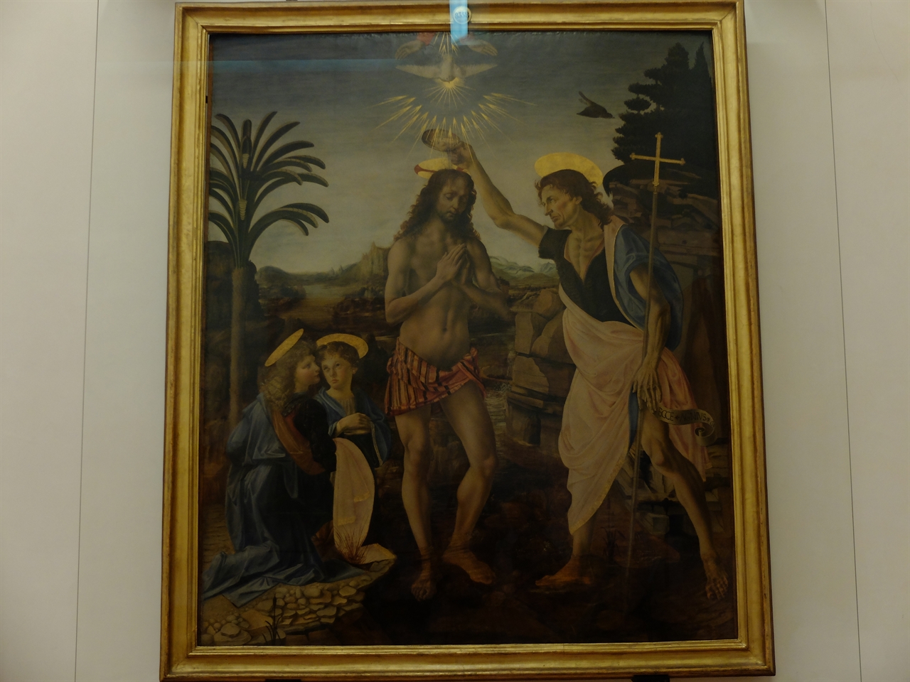 베록키오, 레오나르도 다빈치, '세례받는 그리스도', 피렌체 우피치 미술관. 스승인 베록키오가 주요 인물인 예수와 성 세례 요한을 그렸고 10대의 제자인 다빈치가 왼쪽의 천사들과 배경을 그렸습니다.