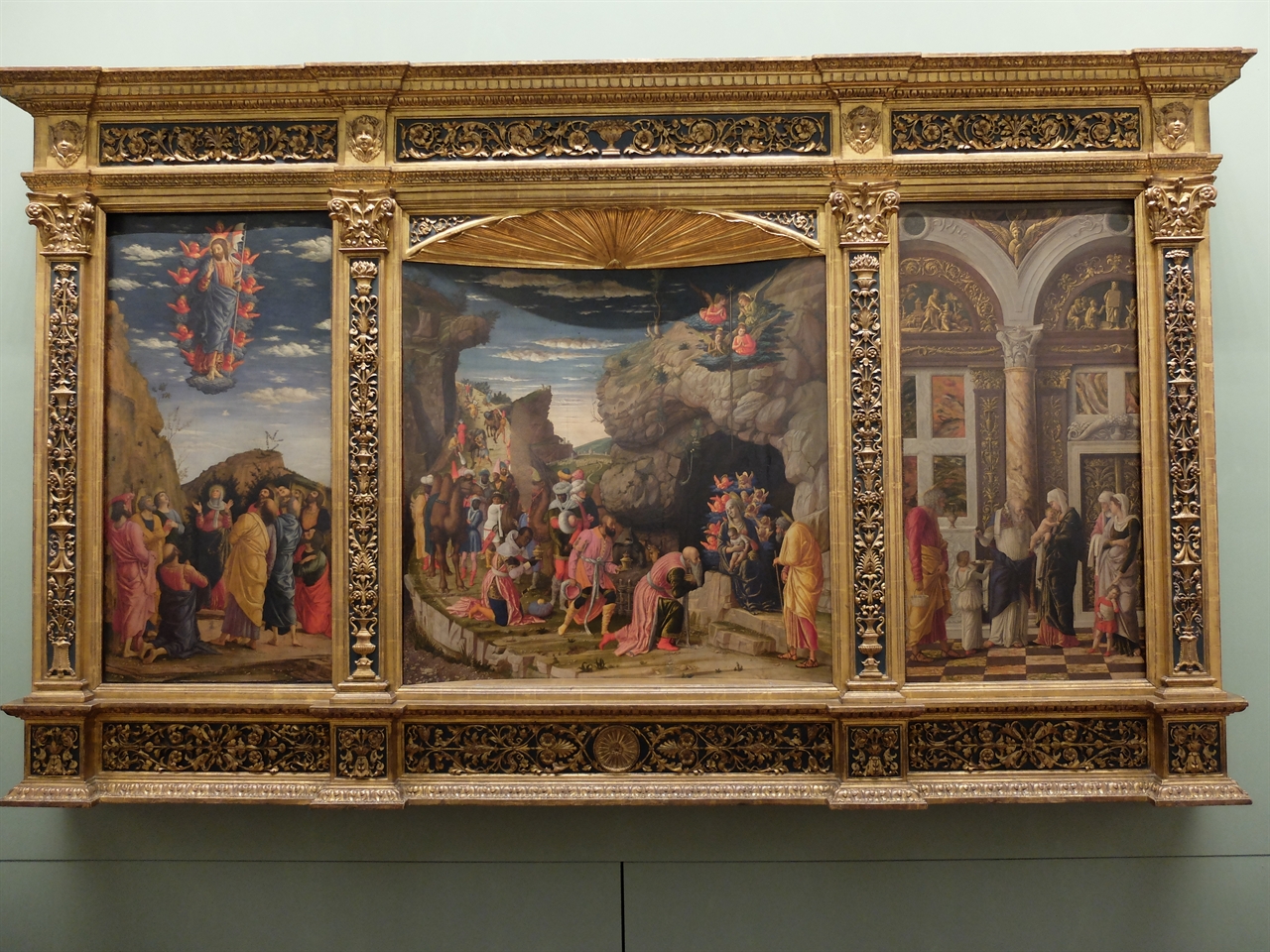 안드레아 만테냐, '예수 승천, 동방박사의 경배, 할례'(왼쪽부터), 피렌체 우피치 미술관. 북이탈리아 르네상스의 대표적 화가 만테냐의 그림으로 아래에서 위로 바라보는 단축법을 사용했습니다.