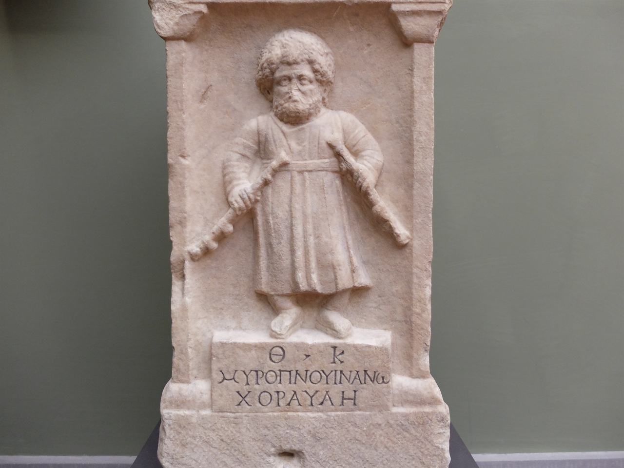 고대 로마의 조각상들이 전시되어 있는 곳에서 게임 캐릭터처럼 '귀여운' 로마 병사의 부조를 만나 마음을 안정시킵니다.