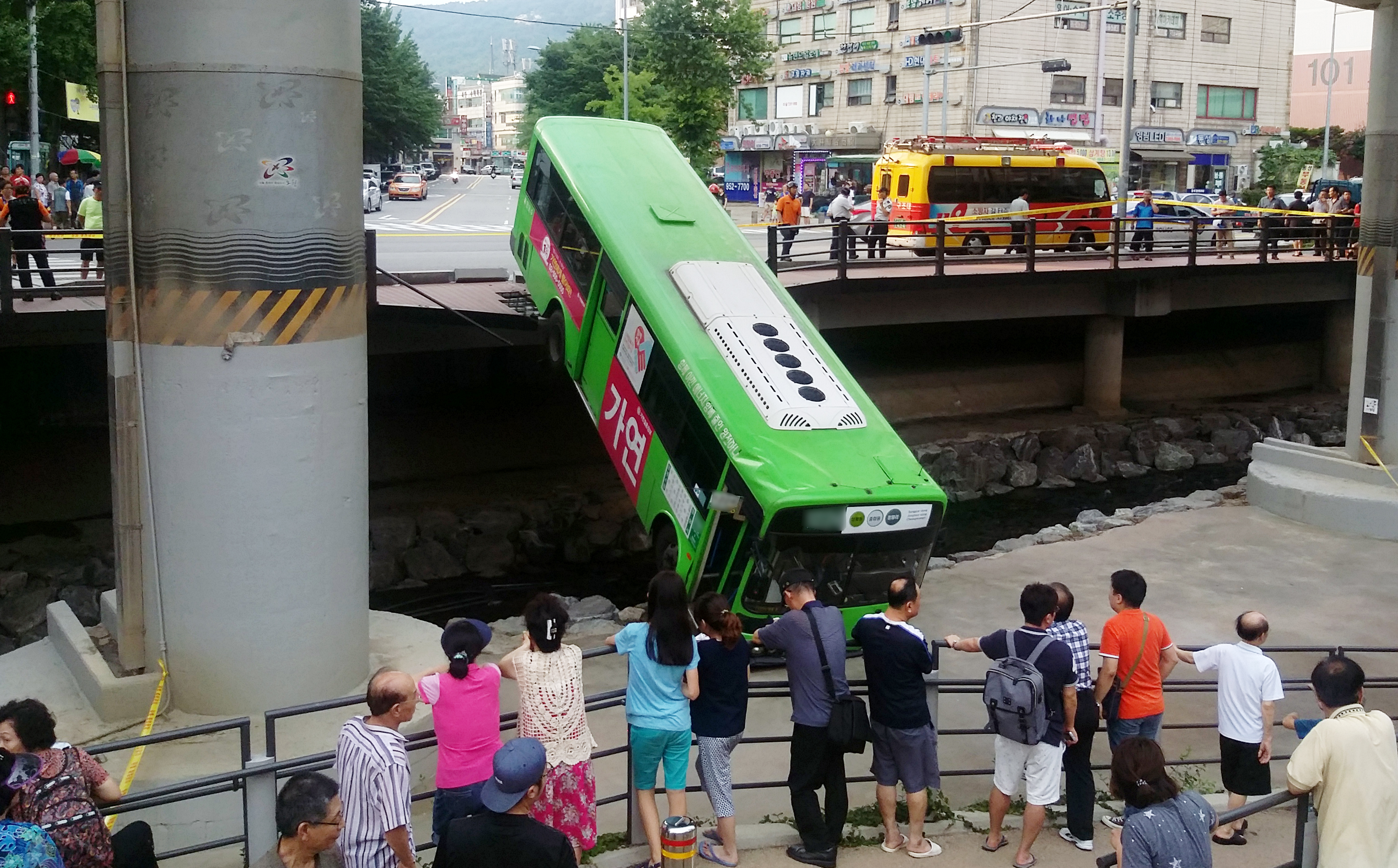 4일 오후 서울 노원구 상계동 상계역 근처에서 마을버스가 도로를 이탈해 하천으로 떨어졌다. 현재 파악된 부상자 경상으로만 14명이다.