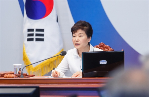 여름휴가를 마치고 돌아와 처음 주재한 4일 국무회의에서 박근혜 대통령은 노동시장 구조개혁, 경제활성화 정책과 규제완화를 다시 한 번 강조했다.