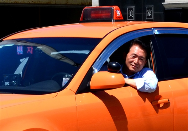 새누리당 김한표 국회의원(거제)는 지난 3일부터 나흘동안 거제에서 택시기사를 하며 민생탐방을 하고 있다. 김 의원은 하루 8시간 가량 택시를 운전하며 시민들을 만나고 있다.