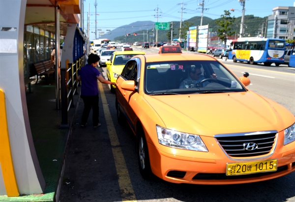 새누리당 김한표 국회의원(거제)는 지난 3일부터 나흘동안 거제에서 택시기사를 하며 민생탐방을 하고 있다. 김 의원은 하루 8시간 가량 택시를 운전하며 시민들을 만나고 있다.