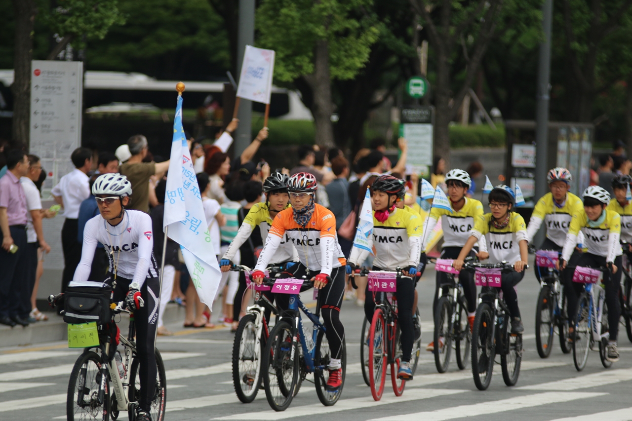 부산 - 서울을 완주하고 광화문 광장으로 들어오는 아이들