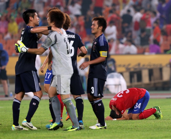  지난 2013년 7월 28일 서울 잠실종합운동장에서 열린 2013 동아시안컵축구대회 남자축구 한국과 일본의 경기에서 승리한 일본 선수들이 환호하고 있다.