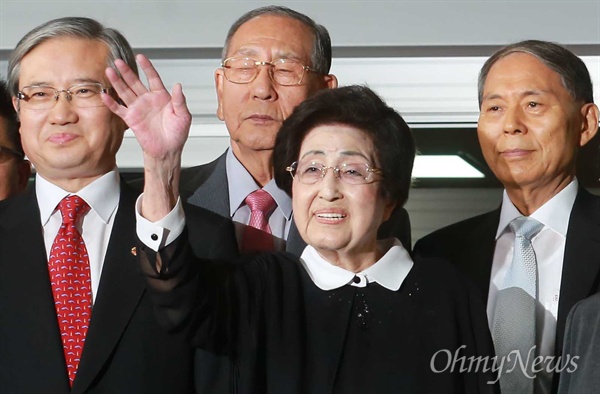 김대중평화센터 이희호 이사장이 5일 오전 서울 강서구 김포국제공항에서 3박 4일 일정으로 방북하기에 앞서 취재진을 향해 손을 흔들어보이고 있다. 이날 방북단 수행단장인 김성재 전 문화부 장관은 출국 기자회견을 통해 "이희호 여사는 우리 민족이 분단 70년의 아픔과 상처를 치유하고 6.15 정신으로 화해 협력하면서 사랑하고 평화롭게 서로 왕래하는 계기가 되길 바라는 마음으로 평양을 방문한다"고 말했다.