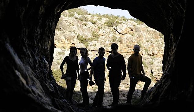 영화 <La Cueva(동굴)> 여름 휴가로 외딴 섬을 찾는 5명의 남녀들. 해안가에 위치한 동굴을 발견하고는 탐험하기로 하는데....