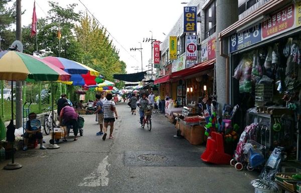 300개의 점포가 가입되어 있는 전통시장인 오색시장 거리 