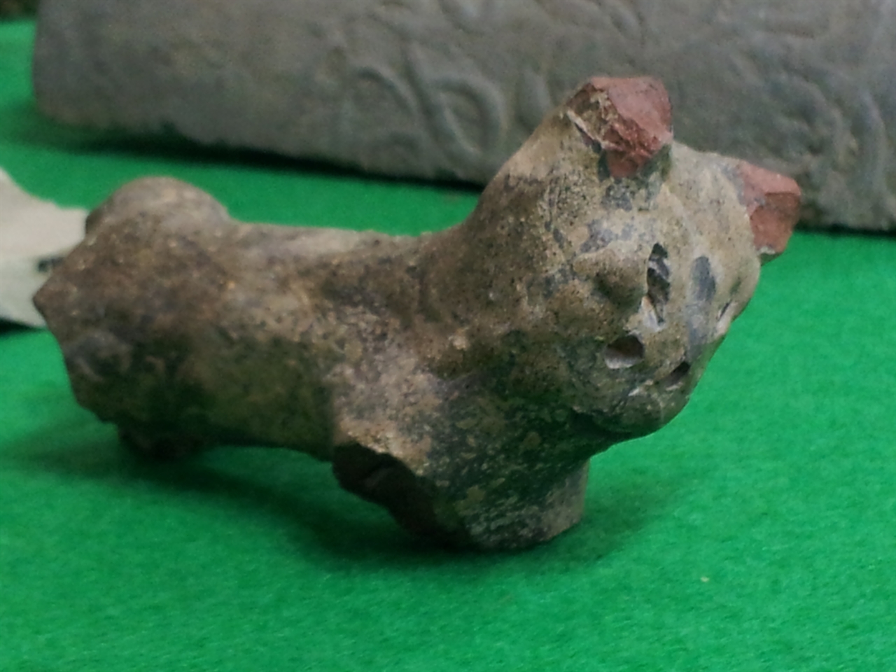 고양이의 형상을 하고 있는 듯한 토기가 교의재 터 발굴에서 출토되었다.