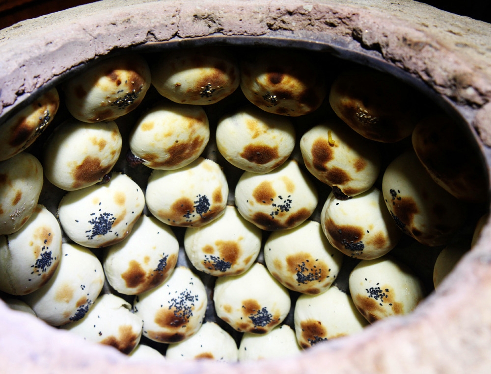 겉은 바싹하고 속은 촉촉한 중국식 화덕 만두, 차이나타운에서. 
