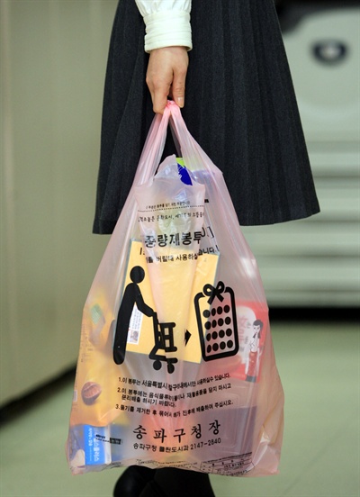 쓰레기 종량제 봉투로 이용되는 1회용 쇼핑 비닐 봉투.
