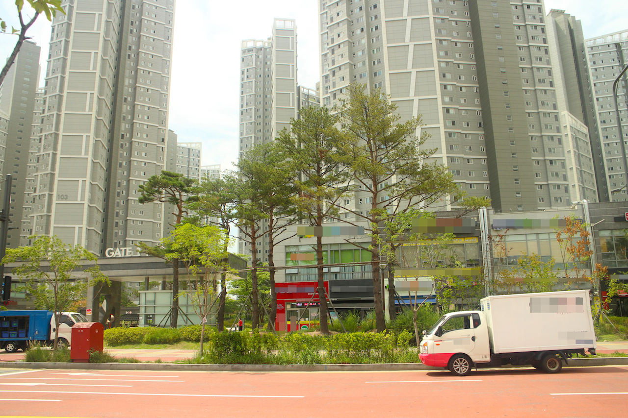 수원의 한 대단지 아파트 정문 앞에 택배 차량이 주차돼 있다. 