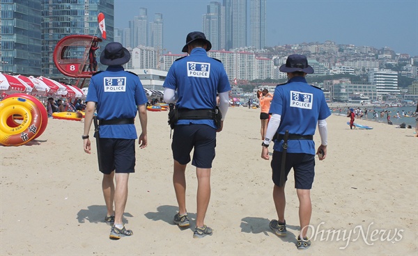 6일 오후 해운대 여름경찰서 소속 경찰들이 해수욕장 순찰 활동에 나서고 있다. 