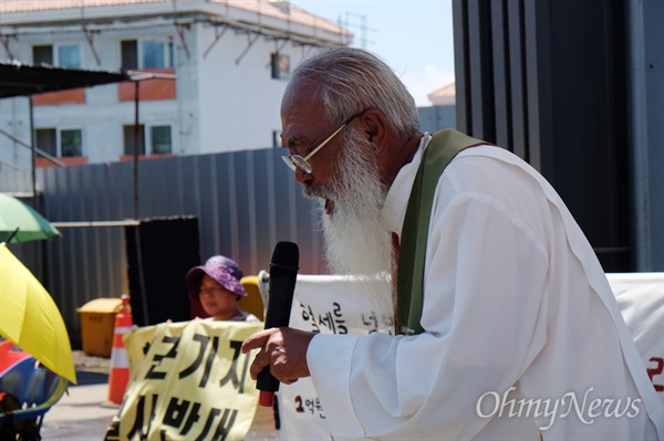 강정마을 해군기지 반대투쟁 3000일째인 8월 3일, 문정현 신부는 변함없이 제주해군기지 공사장 앞에서 '평화미사'를 올리며 "구럼비야 사랑해"라고 노래하고 있다. 