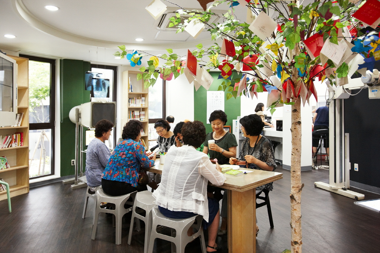 성북예술창작센터 1층에 위치한 성북예술다방은 주민들의 사랑방으로 차와 책을 매개로 '쉼'을 제공한다.  