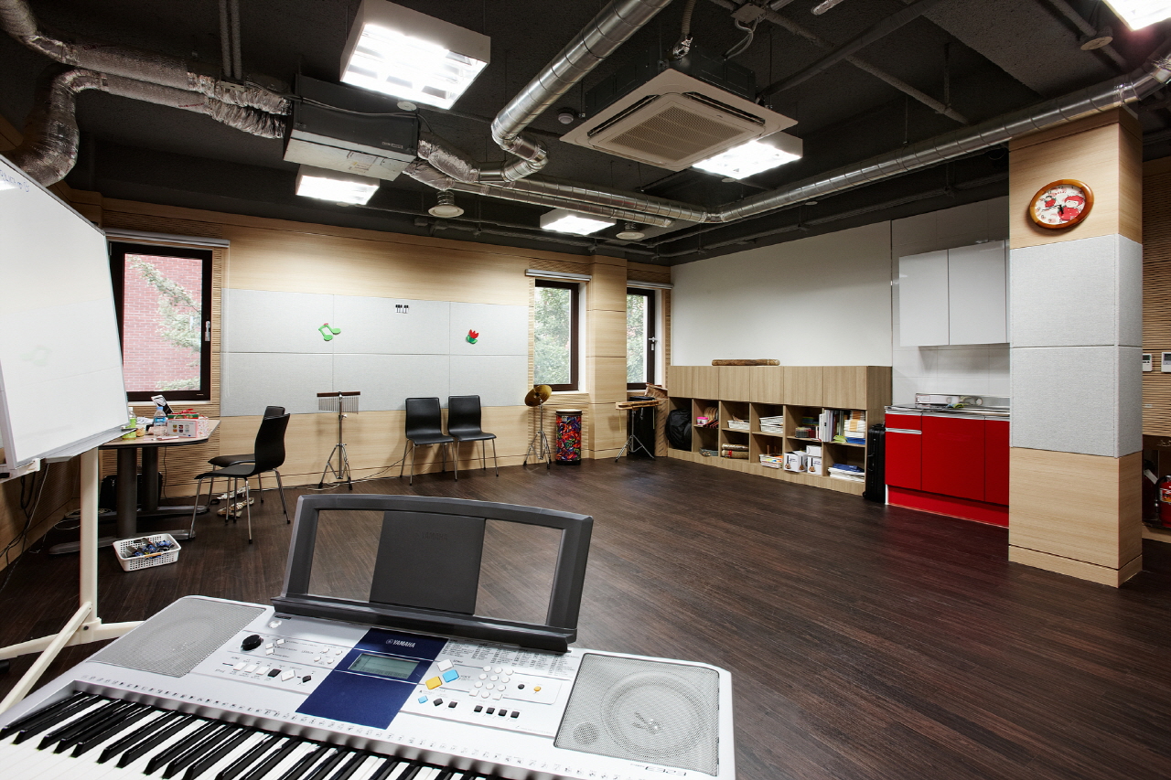 성북예술창작센터는 동선의 효율화를 위해 지하층과 지상1~2층은 시민 위주로, 지상 3~$층은 입주치료사의 스튜디오로 운영된다. 