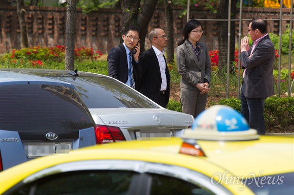  '익산택시기사 살인사건' 취재를 하고 있는 박준영 변호사(맨 왼쪽) 동료들.