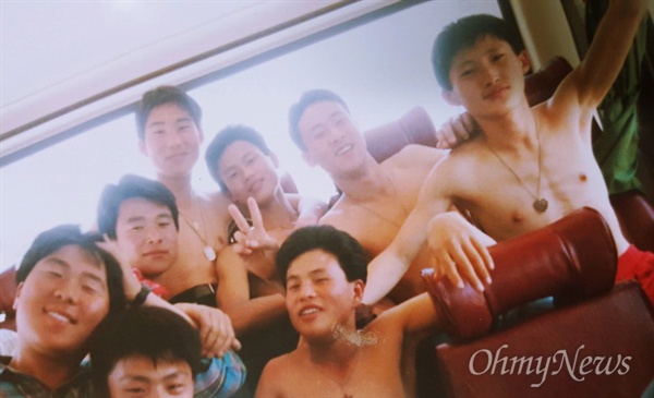 박준영 변호사의 어린시절 친구들과 찍은 사진.