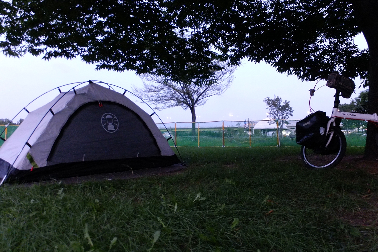 자리가 넓어 여유롭게 텐트를 칠 수 있다. 