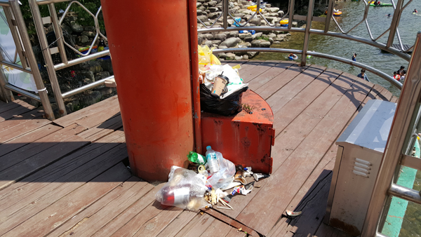 피서객들이 불법투기한 쓰레기로 위천수승대가 몸살을앓고있다.