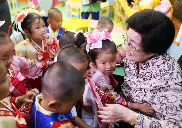 3박4일 일정으로 방북한 이희호 김대중평화센터 이사장이 지난 6일 평양의 한 육아원을 방문, 어린이들을 만나고 있다.