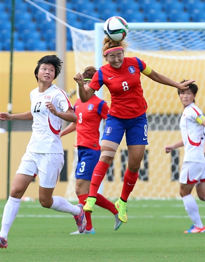  8일 중국 후베이성 우한 스포츠센터에서 열린 동아시안컵 여자축구대회 한국과 북한의 경기에서 한국 조소현이 헤딩하고 있다.