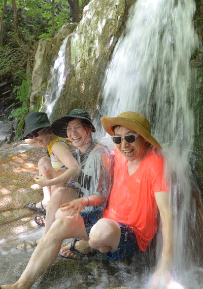9일 거창 금원산 자연휴양림 계곡 피서객의 물놀이.