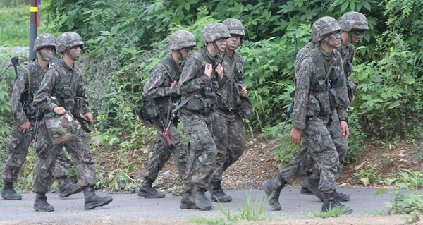 지난 2015년 8월 경기도 파주시 서부전선 비무장지대(DMZ) 인근에서 훈련중인 장병들.