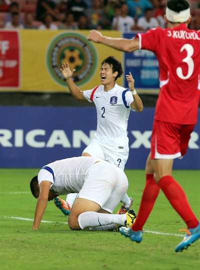  9일 중국 후베이성 우한 스포츠센터에서 열린 동아시안컵 축구대회 한국과 북한의 경기에서 계속되는 득점실패에 한국선수들이 아쉬워하고 있다.