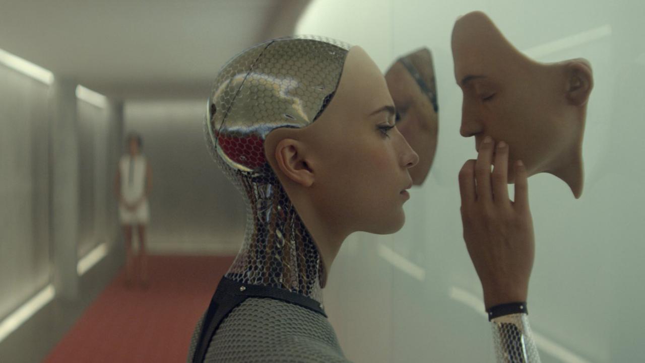영화 <엑스 마키나>에 등장하는 로봇도 빅데이터 기반의 AI로 설정되었다.