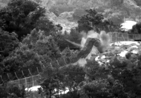 합동참모본부가 10일 공개한 4일 사고 당시 열상감시장비(TOD)로 촬영된 지뢰 폭발장면
