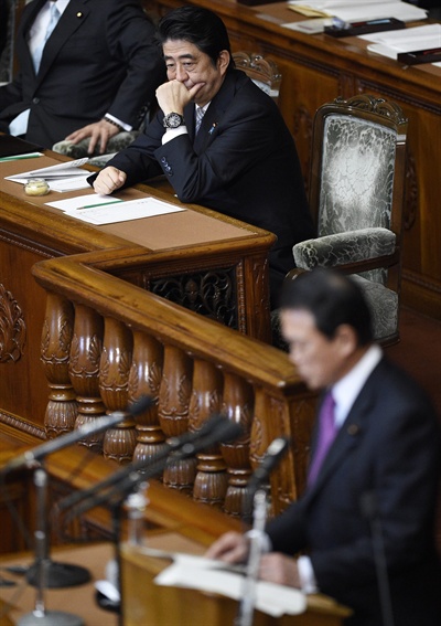 지난 2015년 1월 26일, 일본 도쿄 국회에서 아베 신조 일본 총리가, 아소 타로 재무상이 2014 추가경정예산안 통과를 위해 국회에서 발언하는 모습을 지켜보고 있다. 