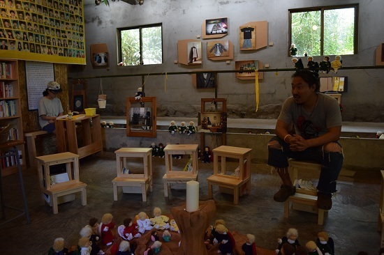 ‘아이들의 방’ 전시회가 열리고 있는 ‘기억공간 re:born’에서 황용운씨가 공간 운영과 관련해 이야기를 하고 있다. 왼쪽 의자에 앉아 책을 읽고 있는 이는 자원봉사자. 