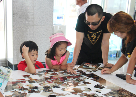 윤봉길의사 기념관에서 가족관람객이 상해폭탄투척현장 퍼즐을 맞추고 있다.