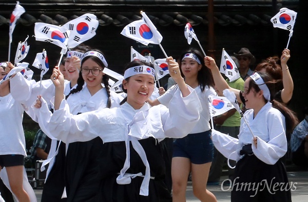 배재고, 배화여고, 정신여고 학생들이 10일 오전 서울 종로구 탑골공원에서 광복 70주년을 기념하는 플래시몹을 펼치고 있다.
