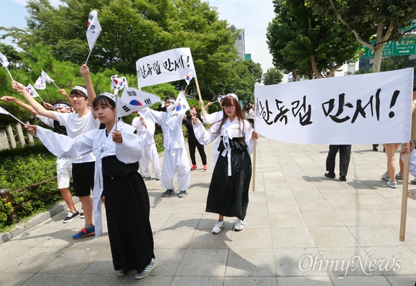 배재고, 배화여고, 정신여고 학생들이 10일 오전 서울 종로구 탑골공원에서 광복 70주년을 기념하는 플래시몹을 펼치고 있다. 
