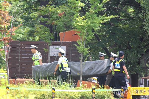  민주노총 공공운수노조 화물연대 경남지부 동양파일분회 소속 조합원 2명이 10일 새벽 창원 용지문화공원에 있는 한국전파기지국 소유 송신탑에 올라가 고공농성하는 가운데, 경찰이 고공농성자 아래에 공기매트를 설치하고 있다.