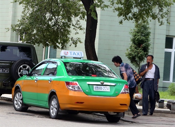 거리에서 택시를 잡는 평양 시민들.