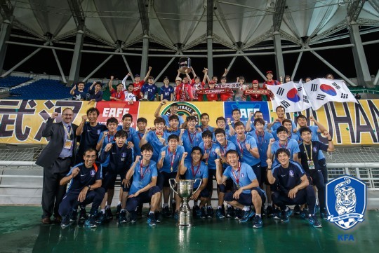 동아시안컵 우승 대회에서 우승을 한 대표팀이 팬들과 함께 단체사진을 찍고 있다.