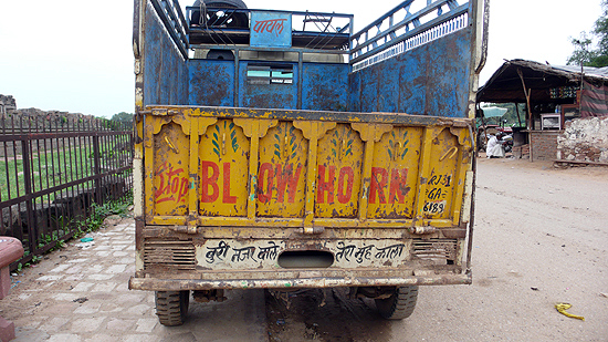 인도에서 본 대부분의 화물자동차 뒷면에는 'BLOW HORN'이라는 글씨가 써져 있었습니다.  빵! 빵! 경적을 울려 달라는 뜻입니다.