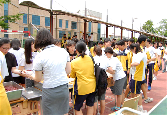 지난 8월 4일 안산 동산고등학교에서 열린 '빙수 파티' 모습. 500명 가량의 학생과 선생님들이 함께 했다고 한다.
