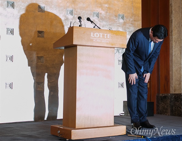 신동빈 롯데그룹 회장이 11일 오전 서울 중구 롯데호텔에서 열린 대국민사과 기자회견에서 사과문 발표 후 허리를 숙여 인사를 하고 있다.