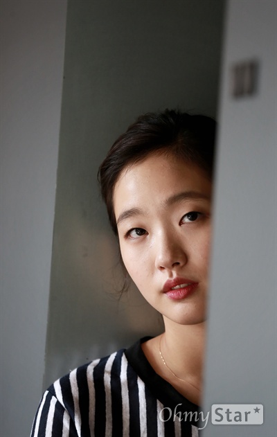   영화 <협녀, 칼의 기억>에서 홍이 역의 배우 김고은이 10일 오후 서울 팔판동의 한 카페에서 포즈를 취하고 있다.