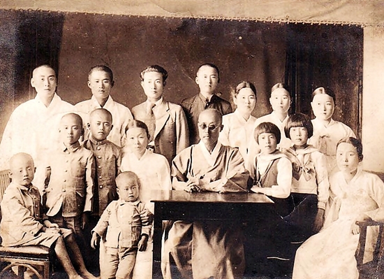  평양관 주인 이근삼 가족사진(1930년대)
